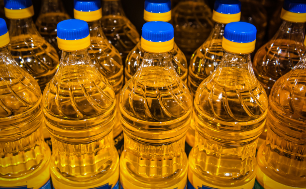 Garrafas de óleo alinhadas numa prateleira